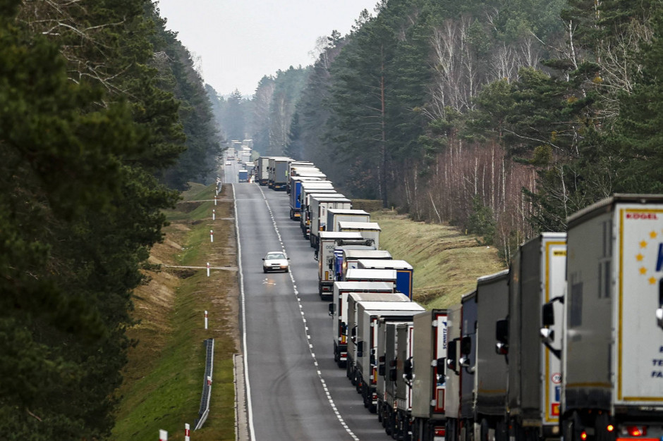 Blisko doba oczekiwania kierowców tirów przed przejściem z Ukrainą w Dorohusku