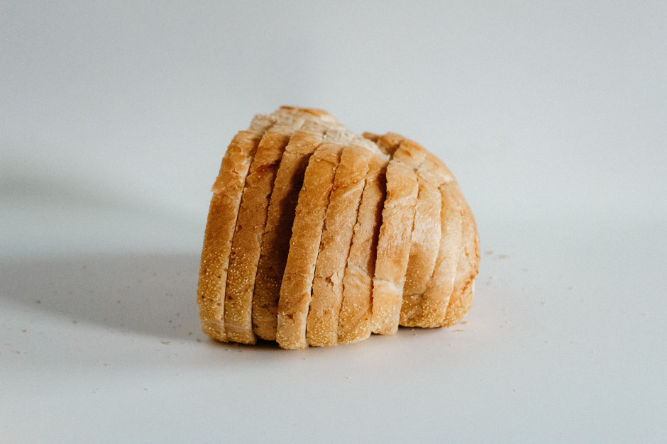 Konsumenci szukają oszczędności także wybierając pieczywo. W branży piekarniczej jest to szczególnie widoczne we wzroście sprzedaży produktów typu core; fot. unsplash Polacy szukają tańszego chleba