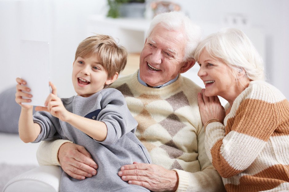 Co kupić babci i dziadkowi? Te prezenty poprawią komfort ich życia