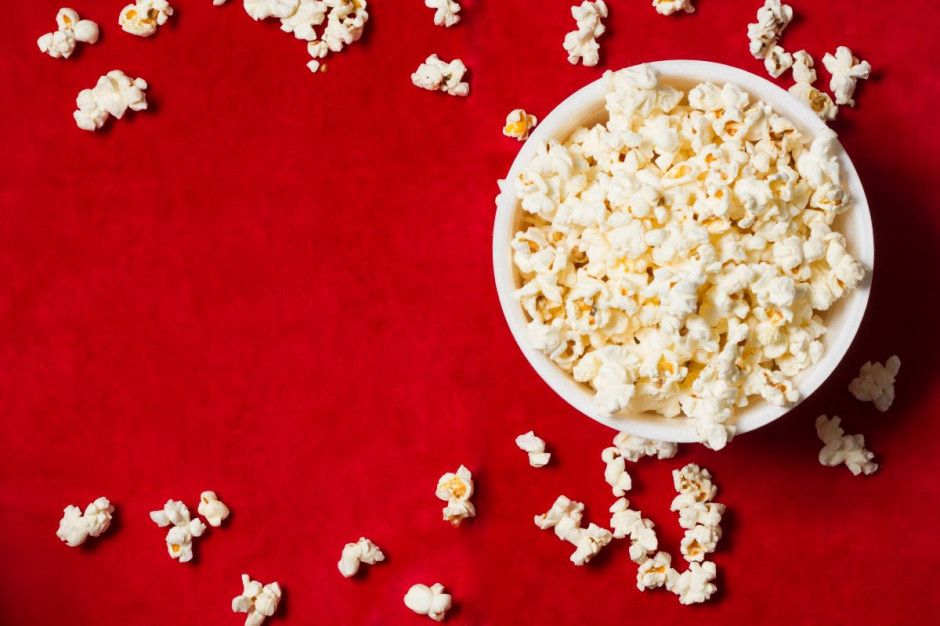 Dzień Popcornu: Co jest zdrowsze - popcorn czy chipsy?