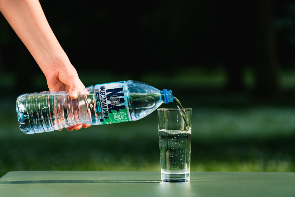 Polacy wydali prawie 6 mld zł na wody butelkowane. Jakie trendy dostrzega Nałęczowianka?