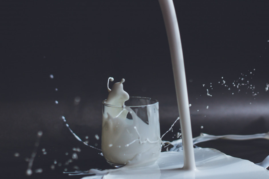 Okazuje się, że opakowania wpływaja na smak mleka/ fot. Anita Jankovic on Unsplash Opakowanie mleka wpływa na jego smak