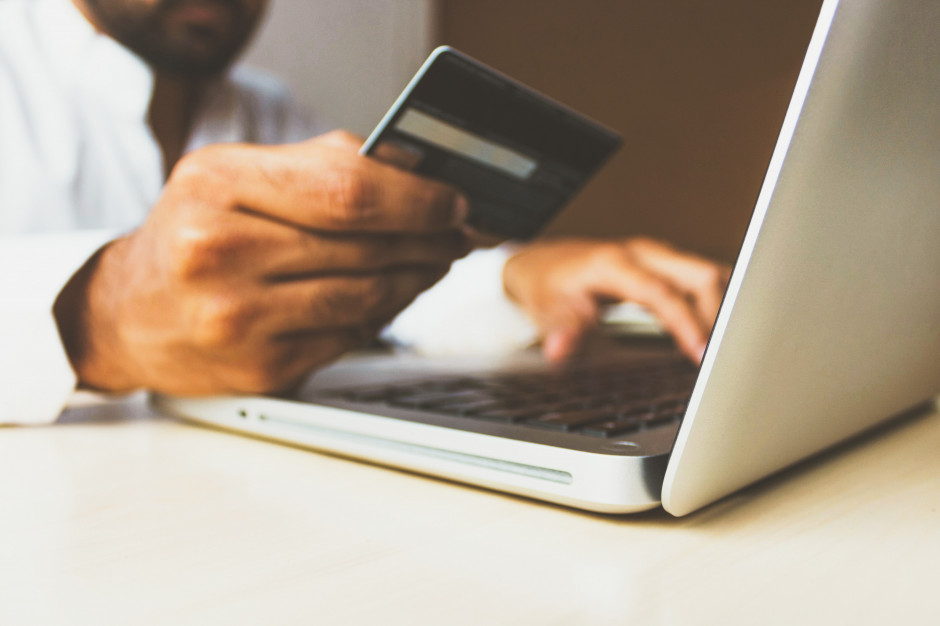 Klienci sklepów internetowych coraz częściej korzystają z płatności odroczonych