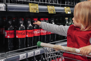 Zachodnie marki mogły opuścić Rosję, ale ich towary już nie. Gdzie kupić Coca-Colę?