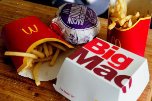 McDonald's podniósł cenę kultowej kanapki. Ile kosztuje po podwyżce?