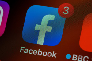 Te 3 sieci handlowe rządzą na polskim Facebooku. Biedronka daleko w tyle