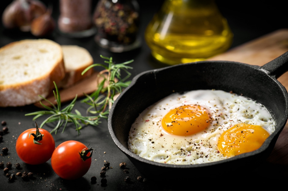 Jak zrobić idealne jajko sadzone? Prosty trik, o którym mało kto wie
