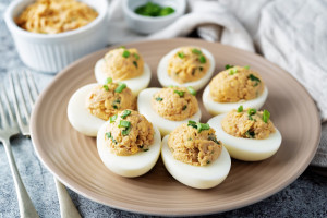 5 pomysłów na jajka faszerowane na Wielkanoc. Jak je przyrządzić?