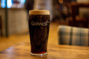 Guinness: kultowe irlandzkie piwo na Dzień Świętego Patryka