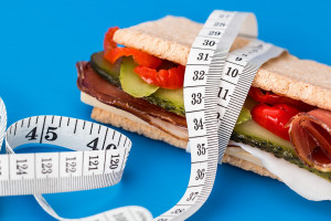 Jak schudnąć? 10 wskazówek, które mogą to przyspieszyć