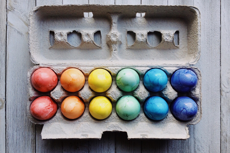W czym gotować i malować jajka na Wielkanoc? Oto najlepsze barwniki