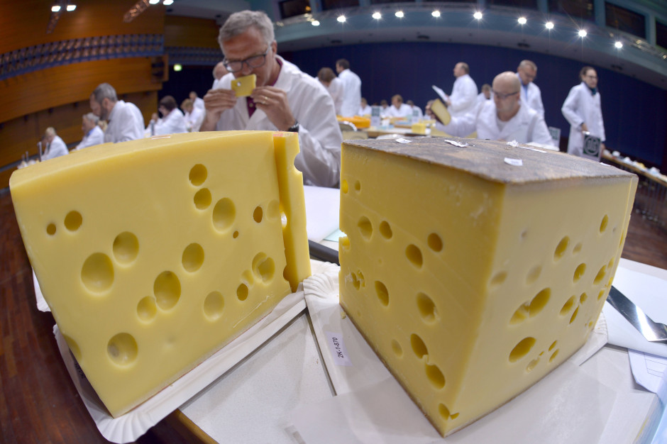 Szwajcarom nie udało się zastrzec nazwy słynnego sera. Każdy może go używać