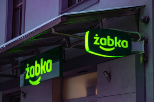 Burda w Żabce w Opolu. 30 osób plądrowało sklep. Policja szuka świadków