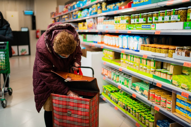 Rząd namawia sieci handlowe do zamrożenia cen żywności. Chce wprowadzić limity