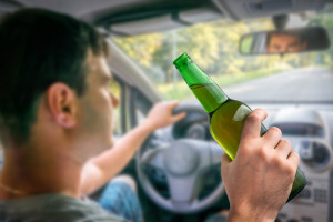 Kierowca pił piwo i śpiewał za kierownicą. Miał dwa promile alkoholu