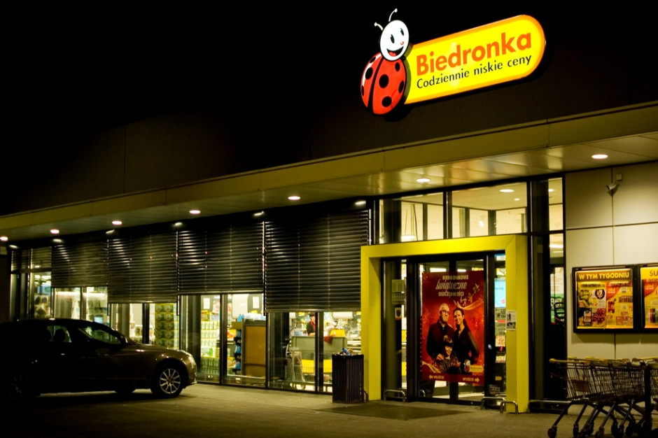 Nocne zakupy w Biedronce? Sieć wydłuża godziny otwarcia i kusi promocjami
