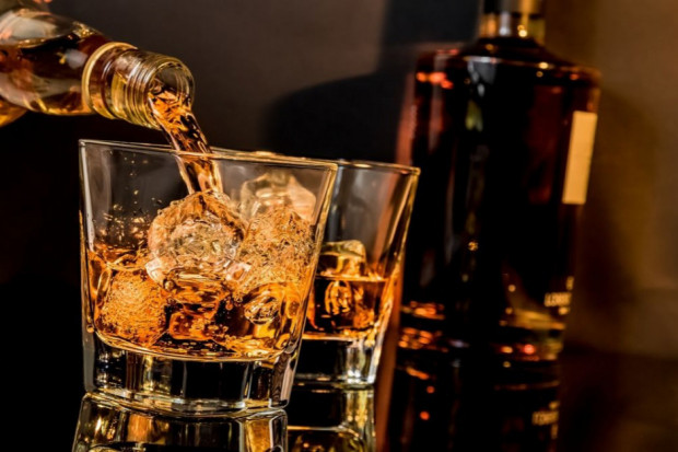 Najstarsza whisky na świecie trafi na aukcję. Ile lat ma wiekowy trunek?