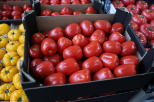 Spadają ceny pomidorów, drożeje zielenina