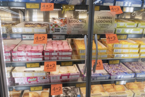 Żniwa dla sieci handlowych. Jak Polacy kupują pączki? (WIDEO)