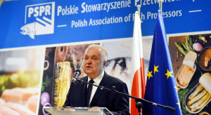 Polskie przetwórstwo rybne w obliczu wyzwań: Regulacje, surowce i globalne napięcia