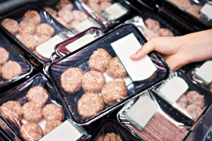 Mikroplastik z opakowań przedostaje się do jedzenia