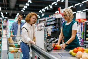Coraz więcej cudzoziemców w polskim handlu. Język polski nową kompetencją zawodową?