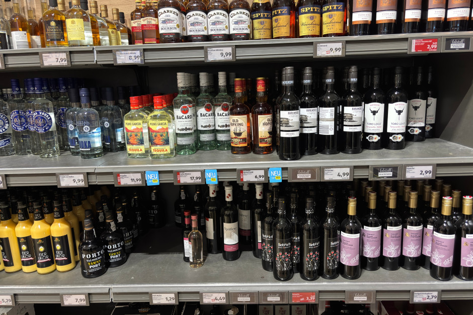 Wydatki na alkohole mocną pozycją w budżetach Polaków. Co kupujemy najczęściej?
