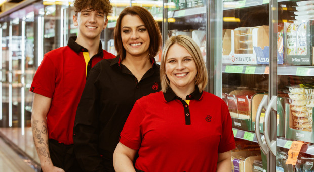 Podwyżki dla kasjerów od stycznia 2026. Te sieci na czele zmian