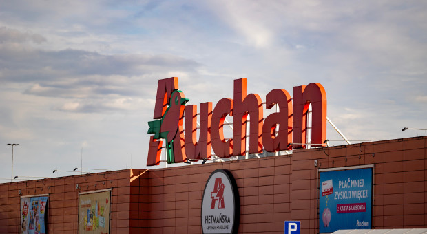 Pracownicy Auchan mają dość? Krytykują warunki pracy i benefity. Mamy odpowiedź sieci