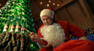 Kontrowersje wokół reklamy piwa Łomża. Producent: to świadoma konwencja "bad Santa"