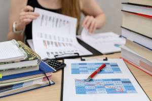 Czy fakturę wystawioną poza KSeF można rozliczyć w kosztach? Fiskus rozwiewa wątpliwości