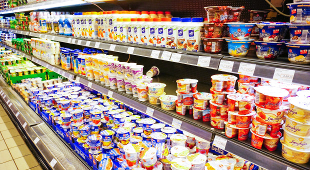 Tanie masło, tanie mleko. Rolnicy pod ścianą, sieci nie odpuszczają