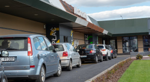 Kosztowne wezwania za parkowanie pod McDonald's. UOKiK bada sprawę parkingów