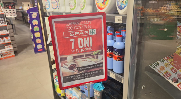 Spar otwarty w każdą niedzielę jako czytelnia. Sprawa trafi do resortu pracy