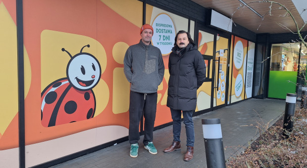 Spór o punkt Biedronki i Glovo na Bielanach. Hałas, kurierzy, dostawy, wózki widłowe