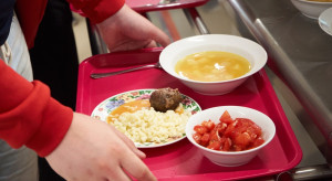 Zmiany na szkolnych stołówkach. "To odpowiedź na narastający kryzys zdrowia publicznego"