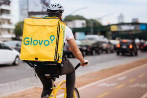 Glovo integruje platformę z ChatGPT i Claude