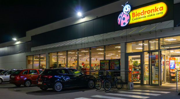 Nocne zakupy mają swoją cenę. Biedronka już liczy koszty