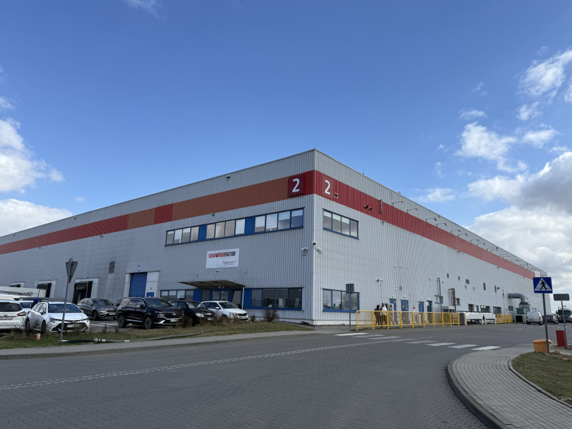 Zakład produkcyjny firmy w Robakowie, na terenie gminy Kórnik, pod Poznaniem od 11 lat produkuje sushi, obecnie codziennie dziesiątki tysięcy tacek, które trafiają do 17 krajów. Fot. Materiały prasowe / Sushi Food Factor