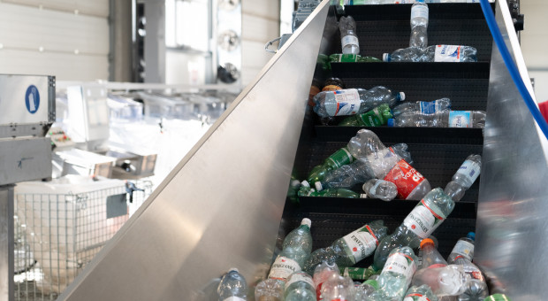 Więźniowie liczą butelki ze sklepów. Zaskakujące kulisy systemu kaucyjnego