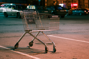 Po zamknięciu sklepów zaczyna się biznes. Parkingi zarabiają nocą