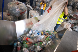 Trafiają tam butelki i puszki z całej Polski. Liczą je więźniowie