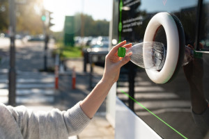 Zwrot butelek jak w paczkomacie. Warszawa będzie pierwsza