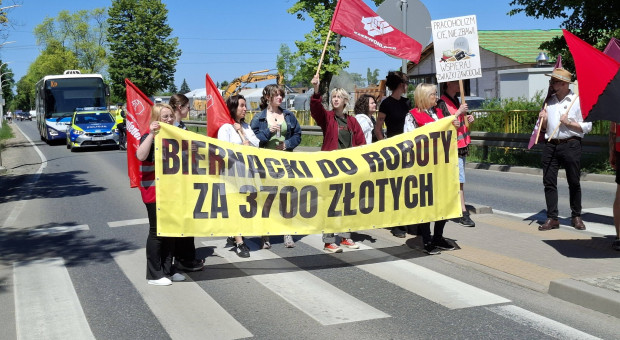 "Siatka buraków" dla zarządu Dino. Tak związkowcy protestują pod siedzibą sieci
