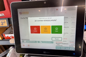 Pracownicy Biedronki ostrzegają klientów. Chodzi o "buźki" przy kasie
