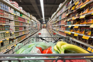 Polacy marnują miliony ton żywności. Te produkty najczęściej lądują w koszu