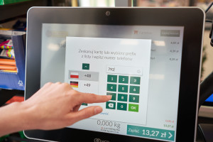 Biedronka ujawnia dane. Walka o klienta przenosi się do telefonu