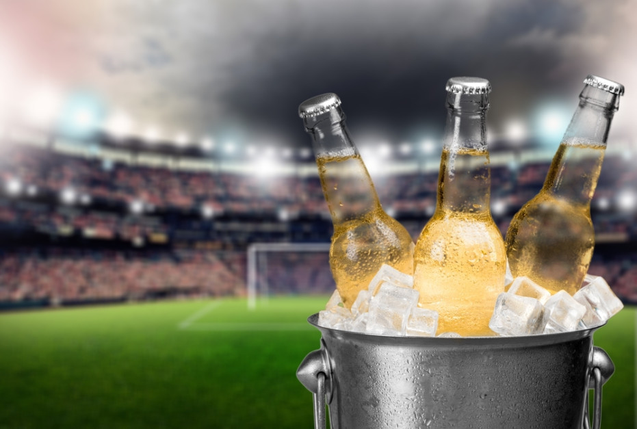 Wielkie sportowe emocje to dla koncernów alkoholowych okazja do walki o uwagę milionów kibiców na całym świecie. Fot. Billion Photos / Shutterstock