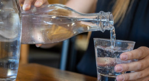 Darmowa woda z kranu w restauracjach? Resort klimatu zmienił zdanie
