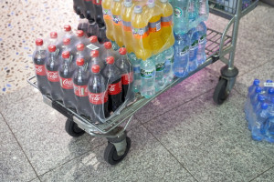 Cola i woda trzymają rynek. Ale to nowości zmieniają nawyki klientów